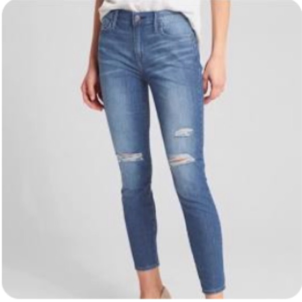 Gap mid rise “True Skinny” cropped jeans…medium wash size 31